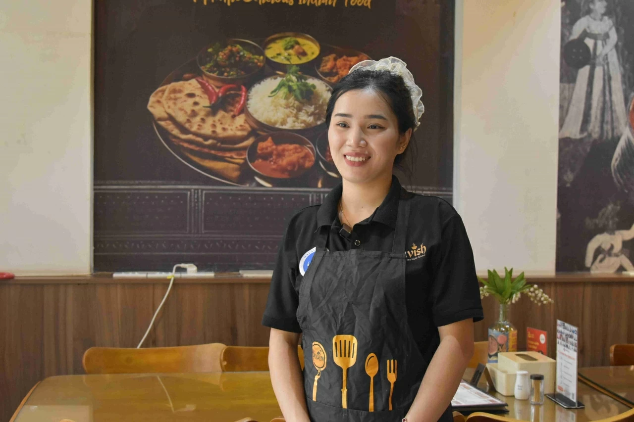 Nhân viên luôn sẵn lòng hỗ trợ thực khách làm quen với hương vị trong lần đầu trải nghiệm. (Ảnh: Hương Trà)