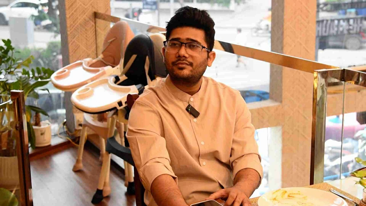 Anh Piyush (Ấn Độ) chia sẻ cảm xúc khi tìm lại hương vị quê nhà ngay tại Hà Nội. (Ảnh: Hương Trà)