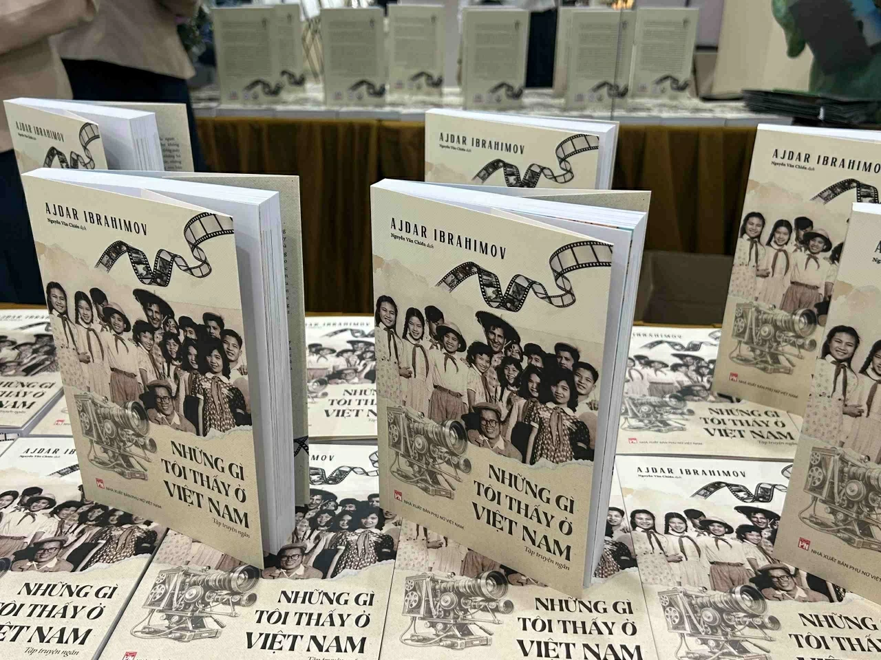 Tác phẩm Những gì tôi thấy ở Việt Nam kết hợp linh hoạt nhiều thể loại văn học: truyện ngắn, bút ký, hồi kỳ, nhật ký với nhân vật có thật ngoài đời theo dòng lịch sử Việt. (Ảnh: Yến Vi)
