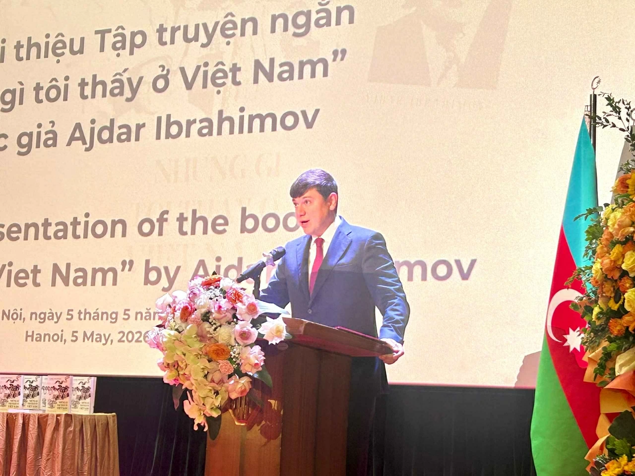 Ông Fuad Muradov - Chủ tịch Ủy ban Nhà nước về công tác kiều dân Cộng hòa Azerbaijan gửi lời cảm ơn tới cơ quan đại diện 2 nước đã góp phần tạo nên bản hoàn thiện của cuốn sách. (Ảnh: Yến Vi) Ông Fuad Muradov - Chủ tịch Ủy ban Nhà nước về công tác kiều dân Cộng hòa Azerbaijan gửi lời cảm ơn tới cơ quan đại diện 2 nước đã góp phần tạo nên bản hoàn thiện của cuốn sách. (Ảnh: Yến Vi)