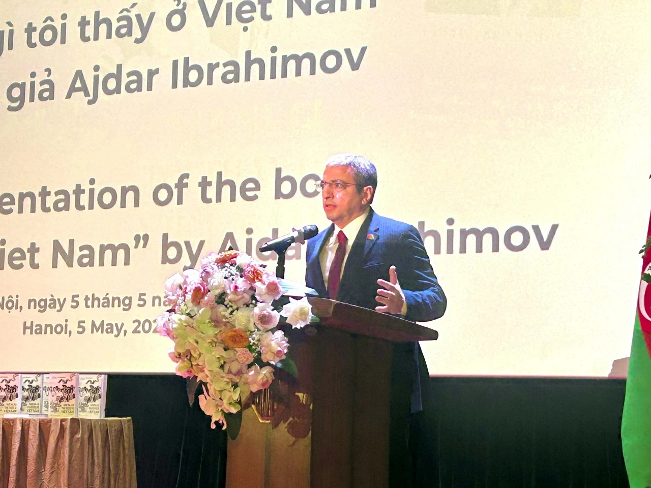 Ông Shovgi Mehdizade - Đại sứ Azerbaijan tại Việt Nam chia sẻ về hành trình của đạo diễn Ajdar Ibrahimov khi đến Việt Nam. (Ảnh: Yến Vi)