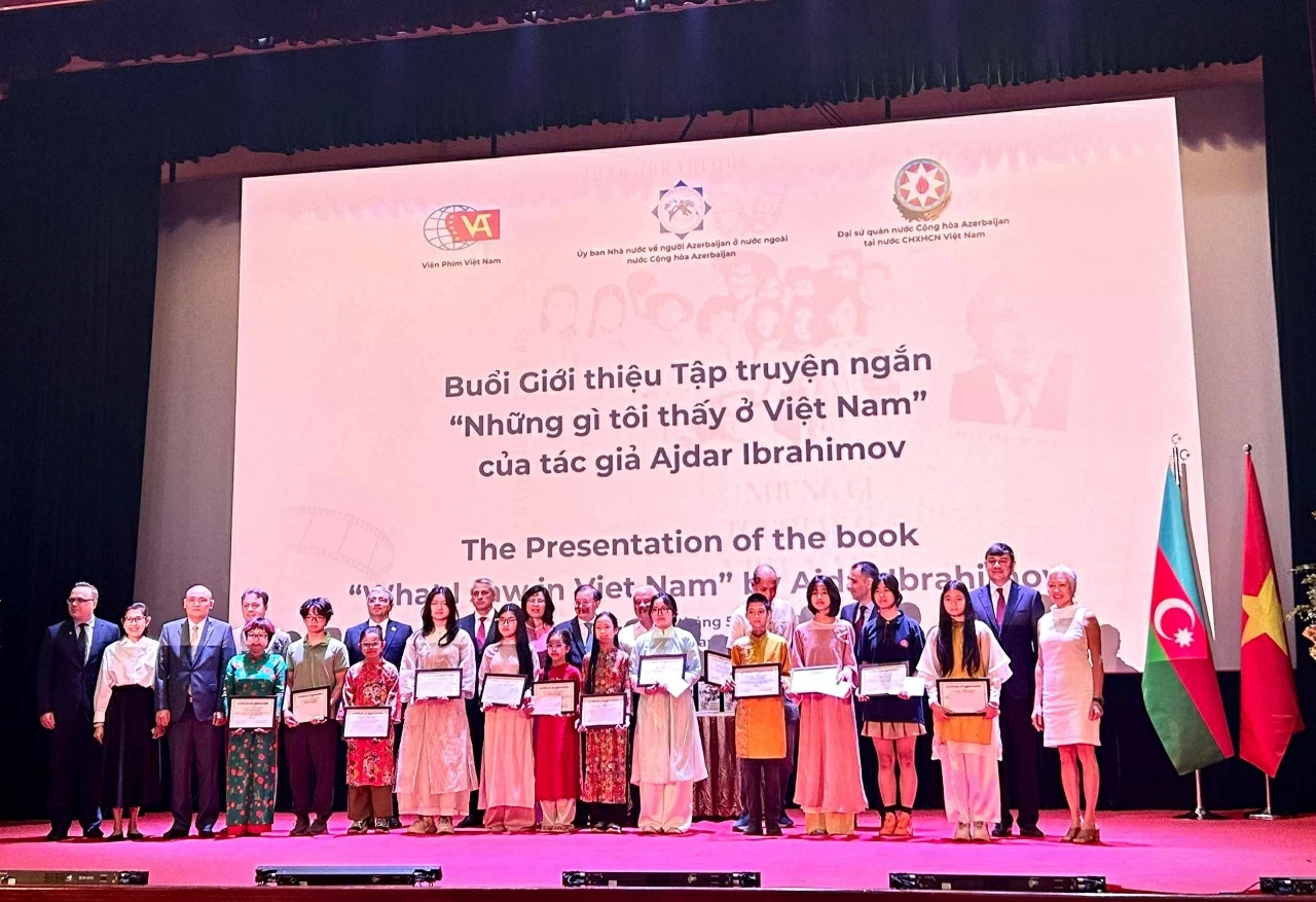 Các đại biểu chụp ảnh lưu niệm cùng nhóm học sinh lớp học Văn Hạnh Phúc. (Ảnh: Yến Vi)