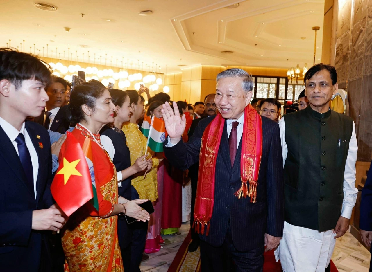 Đại diện cộng đồng, cán bộ nhân viên Đại sứ quán Việt Nam tại Ấn Độ đón Tổng Bí thư, Chủ tịch nước Tô Lâm. (Nguồn: TTXVN)