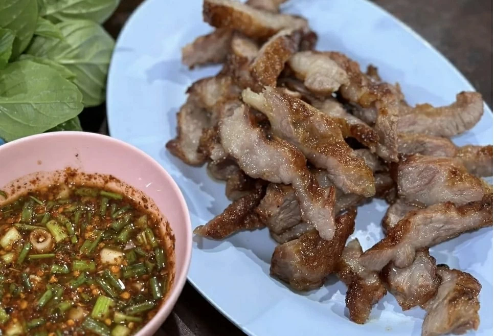 Từ cháo vỉa hè đến Isan cay nồng: Gu ẩm thực của Thủ tướng Anutin