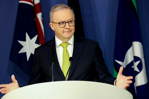 Thủ tướng Anthony Albanese phát biểu về kế hoạch tăng cường dự trữ nhiên liệu, nhấn mạnh tầm quan trọng của an ninh năng lượng trong bối cảnh khủng hoảng toàn cầu. (Nguồn: AFR)