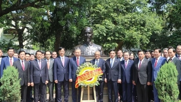 Tổng Bí thư, Chủ tịch nước Tô Lâm đặt vòng hoa tại Khu tưởng niệm Mahatma Gandhi và Tượng Chủ tịch Hồ Chí Minh