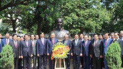 Tổng Bí thư, Chủ tịch nước Tô Lâm đặt vòng hoa tại Khu tưởng niệm Mahatma Gandhi và Tượng Chủ tịch Hồ Chí Minh