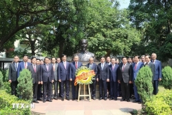 Tổng Bí thư, Chủ tịch nước Tô Lâm đặt vòng hoa tại Khu tưởng niệm Mahatma Gandhi và Tượng Chủ tịch Hồ Chí Minh