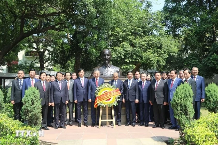 Tổng Bí thư, Chủ tịch nước Tô Lâm đặt vòng hoa tại Khu tưởng niệm Mahatma Gandhi và Tượng Chủ tịch Hồ Chí Minh Tổng Bí thư, Chủ tịch nước Tô Lâm đặt vòng hoa tại Khu tưởng niệm Mahatma Gandhi và Tượng Chủ tịch Hồ Chí Minh