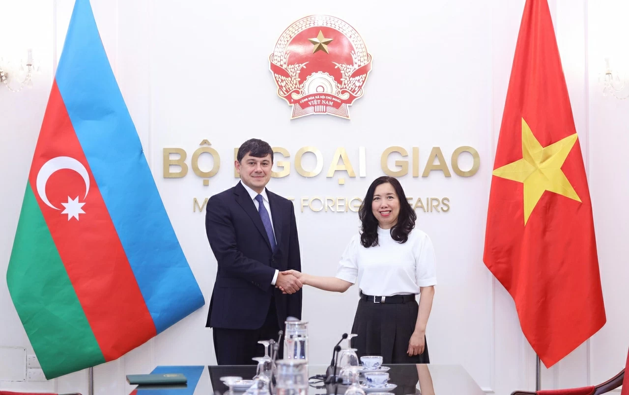 Thứ trưởng Ngoại giao Lê Thị Thu Hằng tiếp ông Fuad Muradov, Chủ tịch Ủy ban Nhà nước về người Azerbaijan ở nước ngoài. (Ảnh: Thành Long)