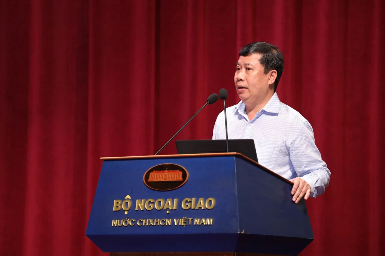 Phó Cục trưởng Cục Bảo vệ chính trị nội bộ, Ban Tổ chức Trung ương Đỗ Đức Trung trình bày chuyên đề đầu tiên. (Ảnh: Thành Long) Phó Cục trưởng Cục Bảo vệ chính trị nội bộ, Ban Tổ chức Trung ương Đỗ Đức Trung trình bày chuyên đề đầu tiên. (Ảnh: Thành Long)