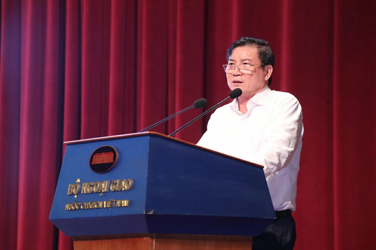 Phó Vụ trưởng Vụ Địa bàn I, Cơ quan Ủy ban Kiểm tra Trung ương trình bày chuyên đề thứ hai. (Ảnh: Thành Long)