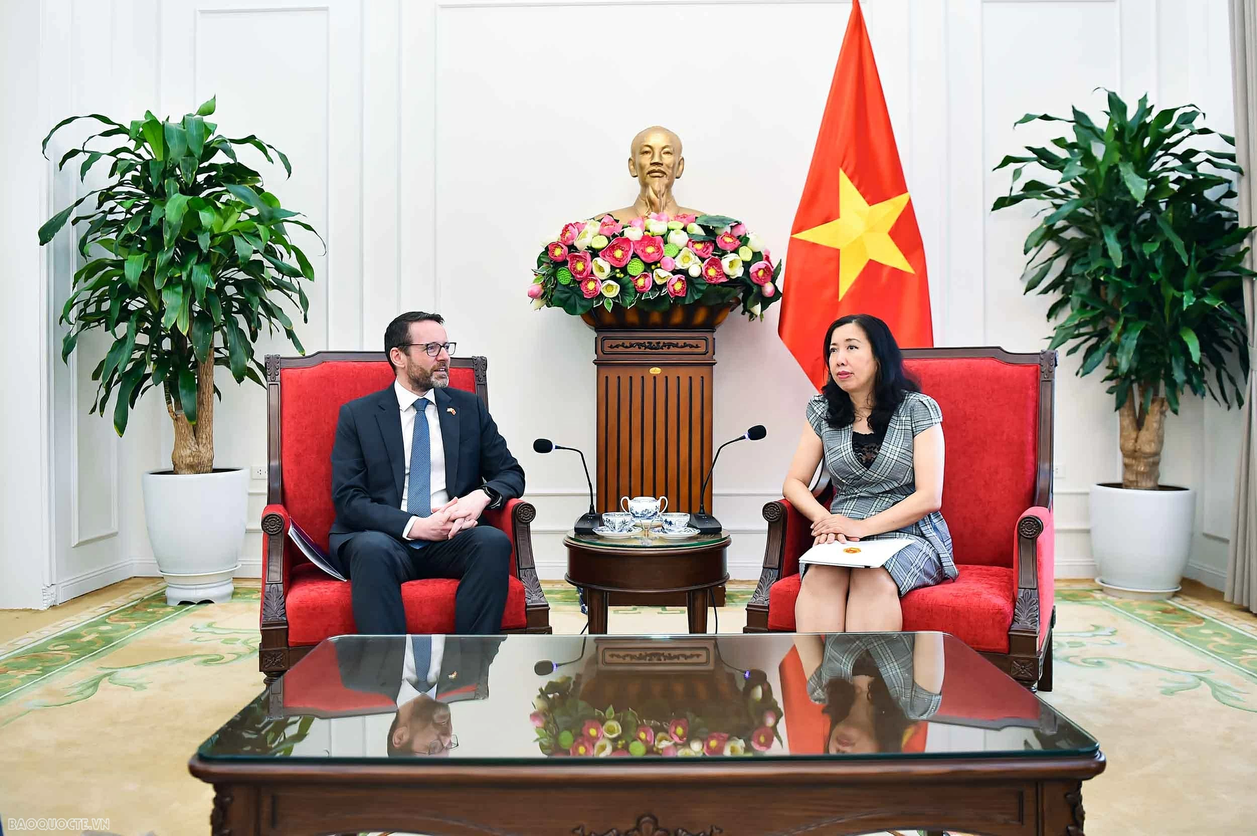 Thứ trưởng Ngoại giao Lê Thị Thu Hằng tiếp Đại sứ Vương quốc Anh và Bắc Ireland Iain Frew