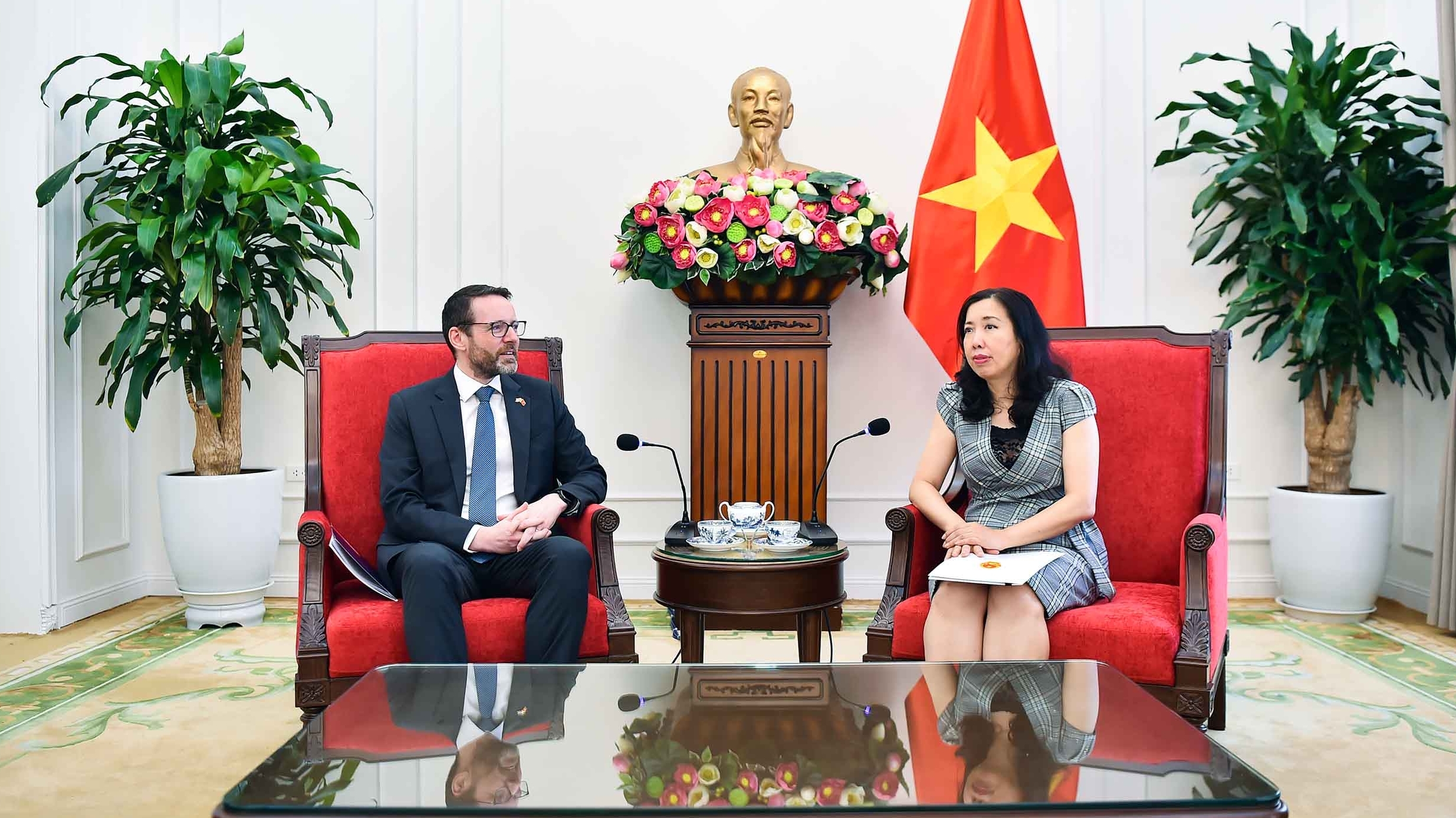 Thứ trưởng Ngoại giao Lê Thị Thu Hằng tiếp Đại sứ Vương quốc Anh và Bắc Ireland Iain Frew