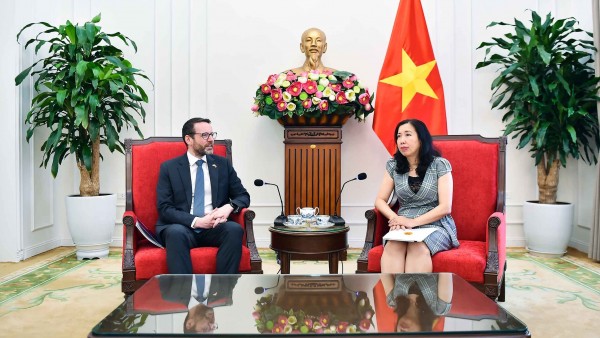 Thứ trưởng Ngoại giao Lê Thị Thu Hằng tiếp Đại sứ Vương quốc Anh và Bắc Ireland Iain Frew