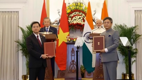 General Secretary, President To Lam and Indian Prime Minister Narendra Modi witness the exchange of  cooperation agreements