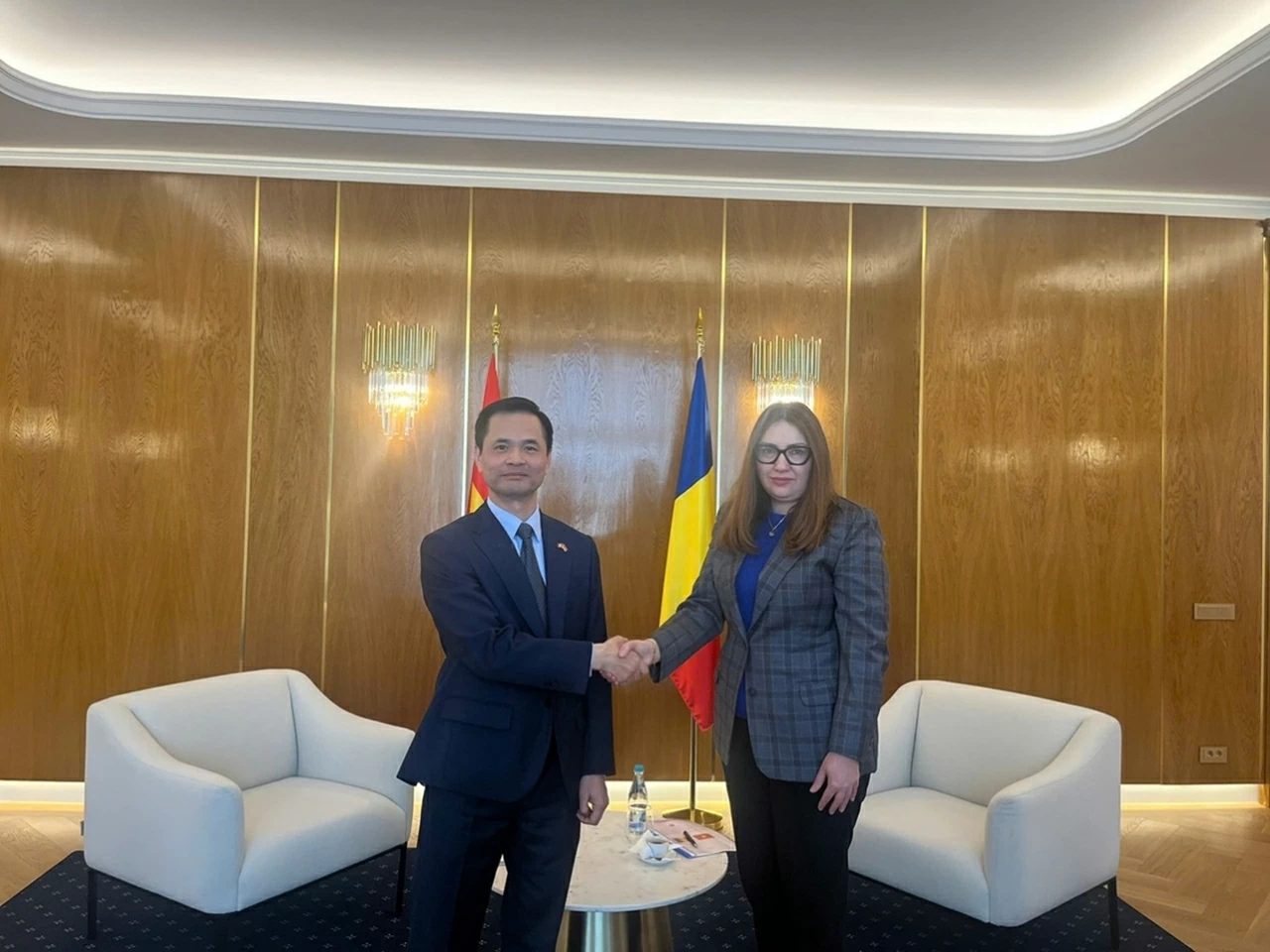 Đại sứ Việt Nam Lê Vĩnh Thắng chào xã giao lãnh đạo Bộ Ngoại giao Romania