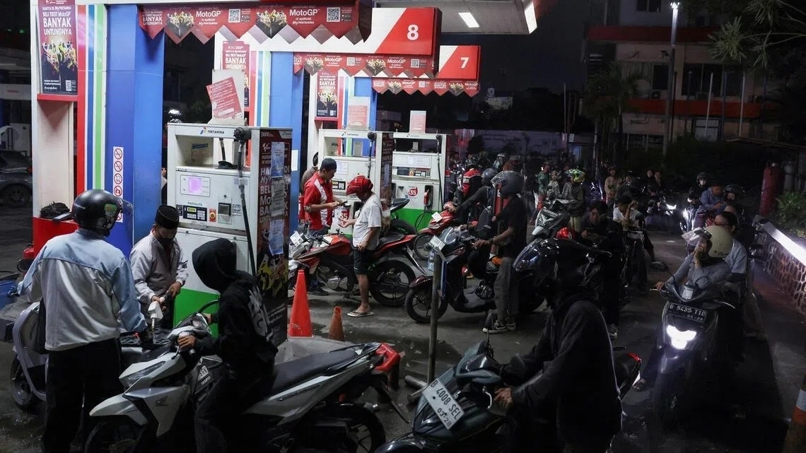 Indonesia thiếu nhiên liệu diện rộng, người dân xếp hàng nhiều giờ chờ đổ xăng