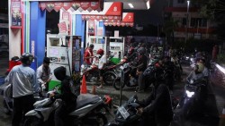 Indonesia thiếu nhiên liệu diện rộng, người dân xếp hàng nhiều giờ chờ đổ xăng