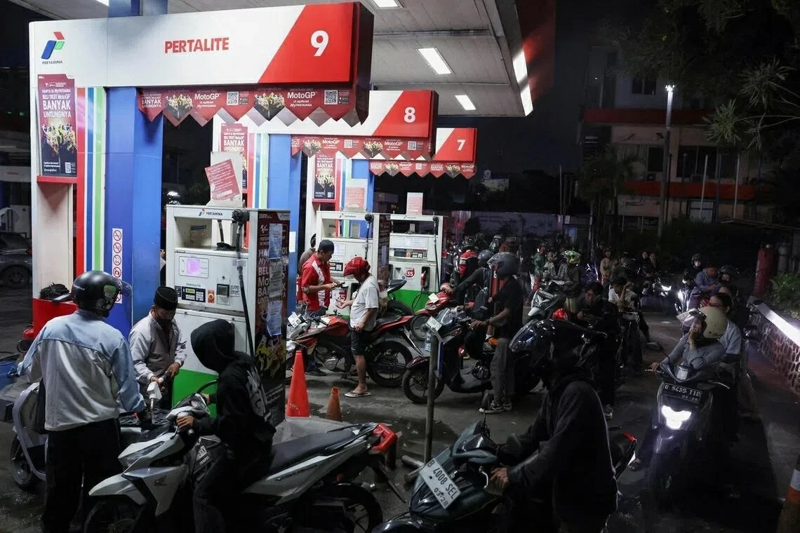 Nhiều người dân Indonesia phải chờ tới một giờ để đổ nhiên liệu, trong khi một số tài xế ra về tay không vì cây xăng cạn hàng. (Nguồn: The Straits Times)