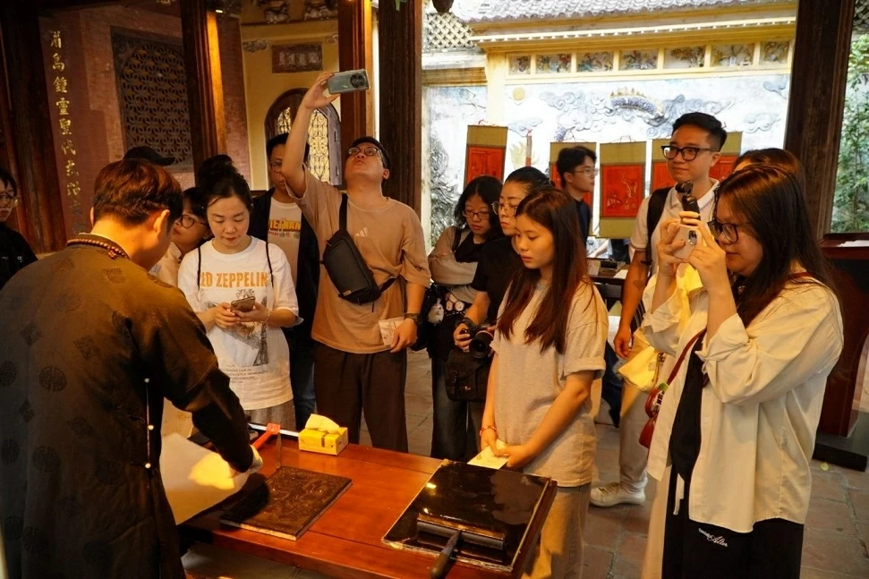 Người trẻ kể lại di sản tranh Hàng Trống bằng ngôn ngữ mới
