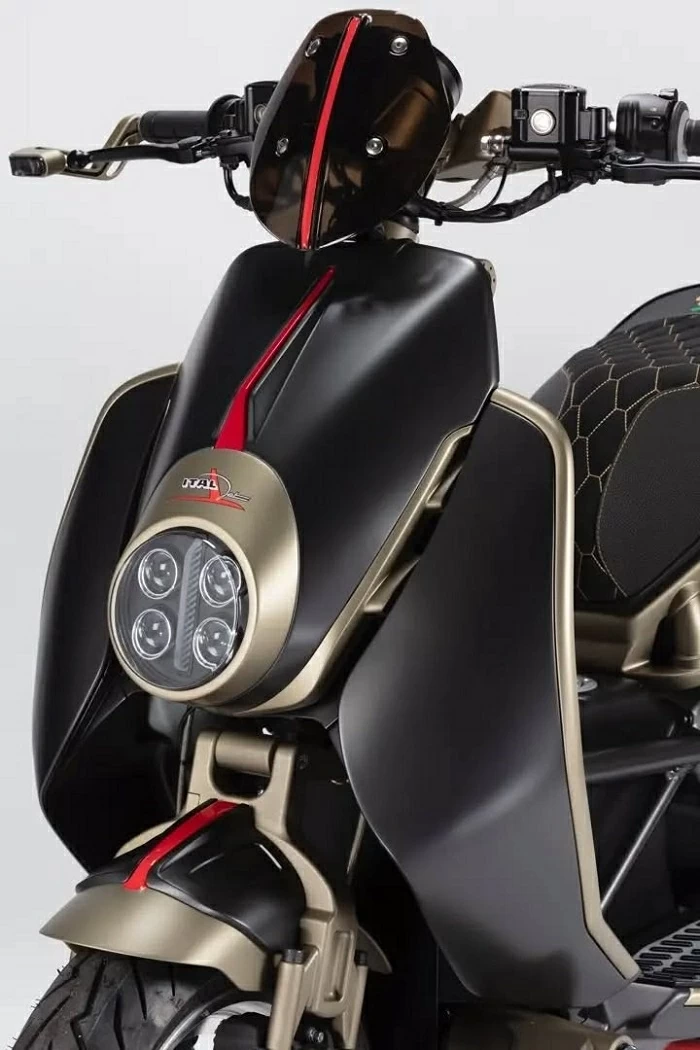 Ngoại hình của Italjet Roadster 400 Limited Edition được xây dựng theo phong cách tương lai. Ngoại hình của Italjet Roadster 400 Limited Edition được xây dựng theo phong cách tương lai.
