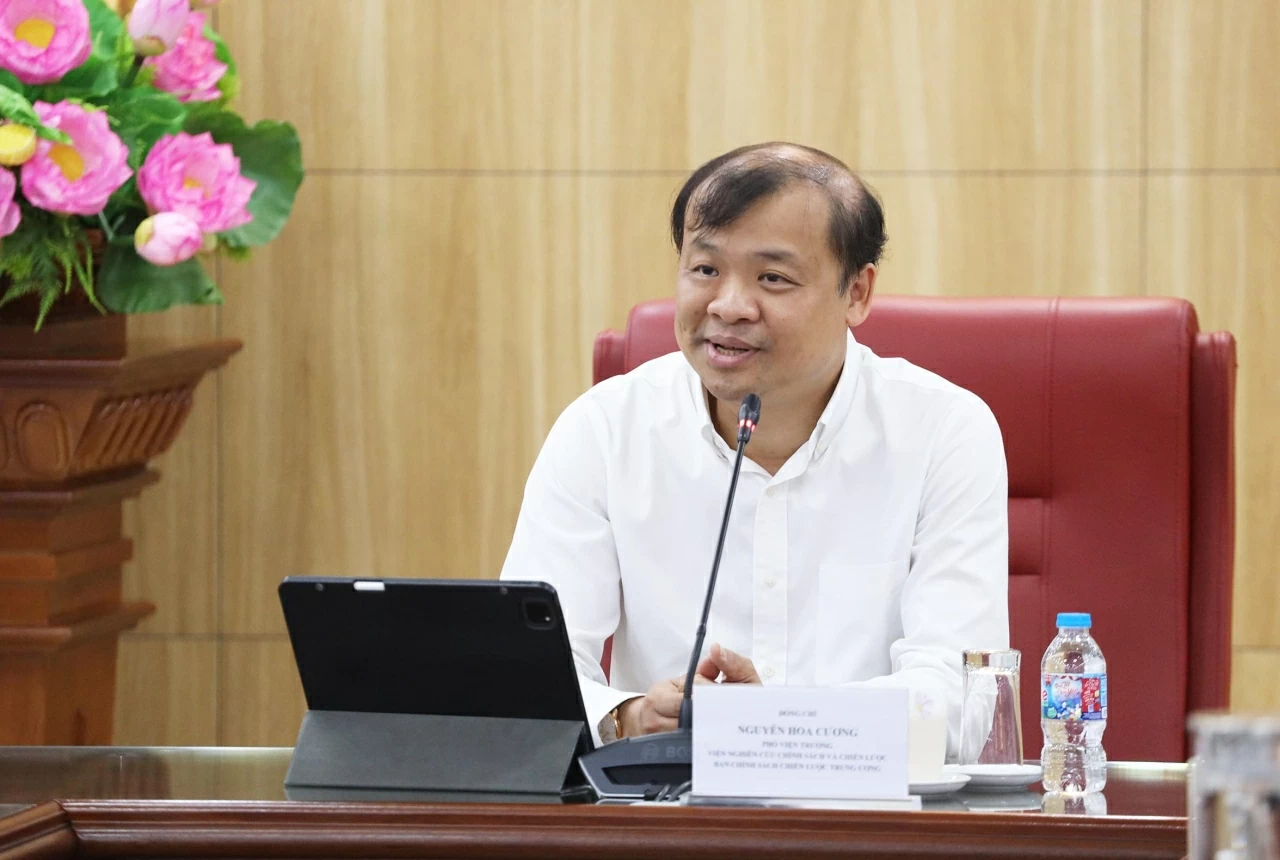 Phó Viện trưởng Viện Nghiên cứu chính sách và chiến lược, Ban Chính sách Chiến lược Trung ương Nguyễn Hoa Cương trình bày chuyên đề Phó Viện trưởng Viện Nghiên cứu chính sách và chiến lược, Ban Chính sách Chiến lược Trung ương Nguyễn Hoa Cương trình bày chuyên đề