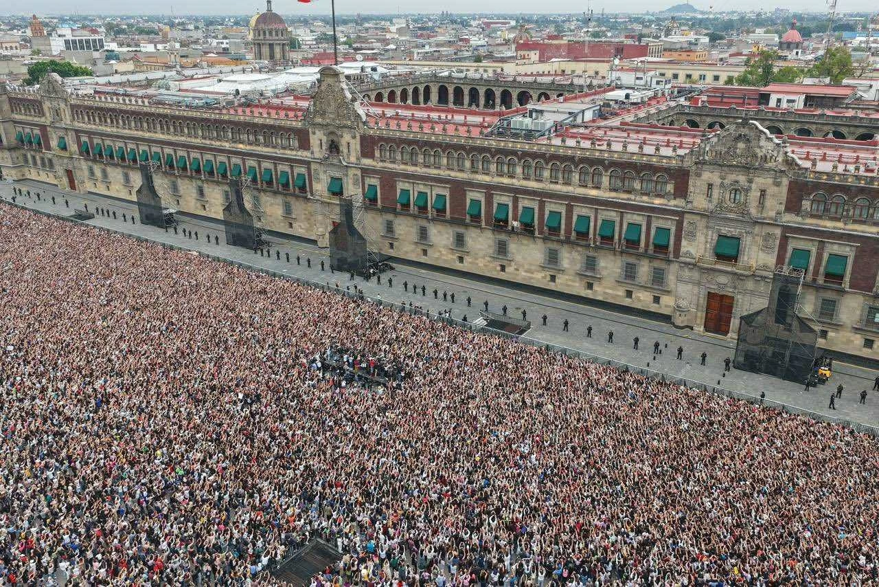 Toàn cảnh Quảng trường Zócalo ở thành phố Mexico được vây kín bởi 50.000 người chào đón nhóm nhạc K-pop BTS. (Nguồn: X)