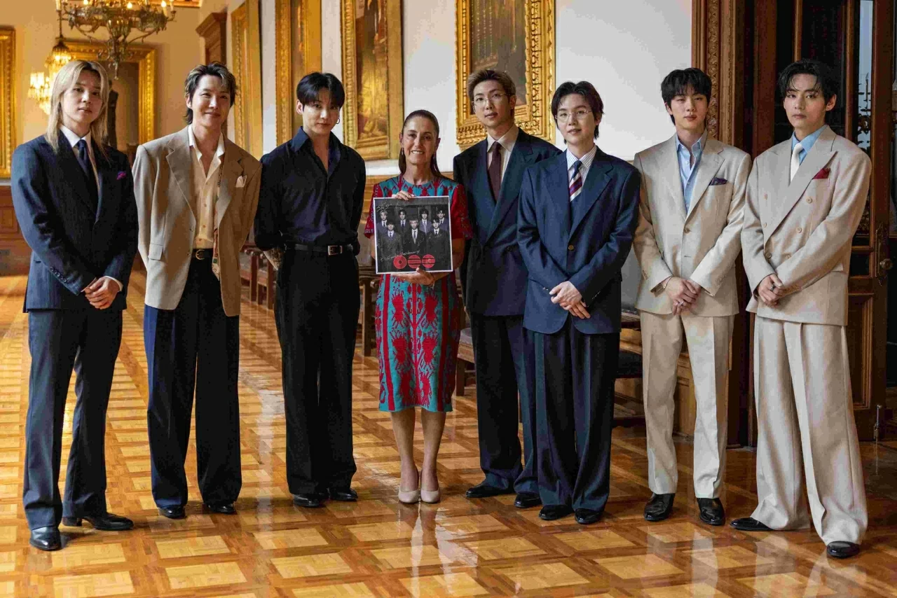 Tổng thống Mexico Claudia Sheinbaum và nhóm nhạc BTS chụp ảnh kỷ niệm trong chuyến thăm Cung điện Quốc gia của nhóm nhạc K-pop tại Thành phố Mexico. (Nguồn: X)