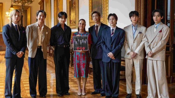 Tổng thống Mexico chào đón BTS, 50.000 người hâm mộ phủ kín quảng trường trung tâm