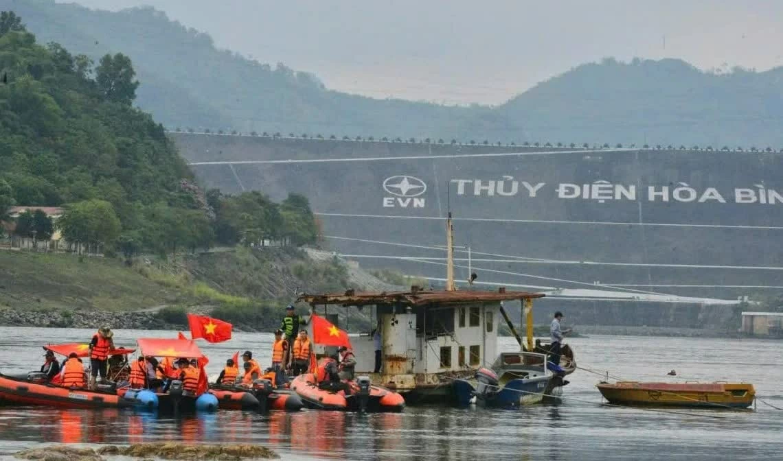 Trước đó, chiều 7/5, người dân hai bên sông Đà cũng “mãn nhãn” bởi màn trình diễn xuồng hơi trên sông Đà tại Lễ Cầu ngư và thả hoa đăng năm 2026 do Câu lạc bộ Thể thao dưới nước hồ Hòa Bình thực hiện. (Ảnh: H.T)