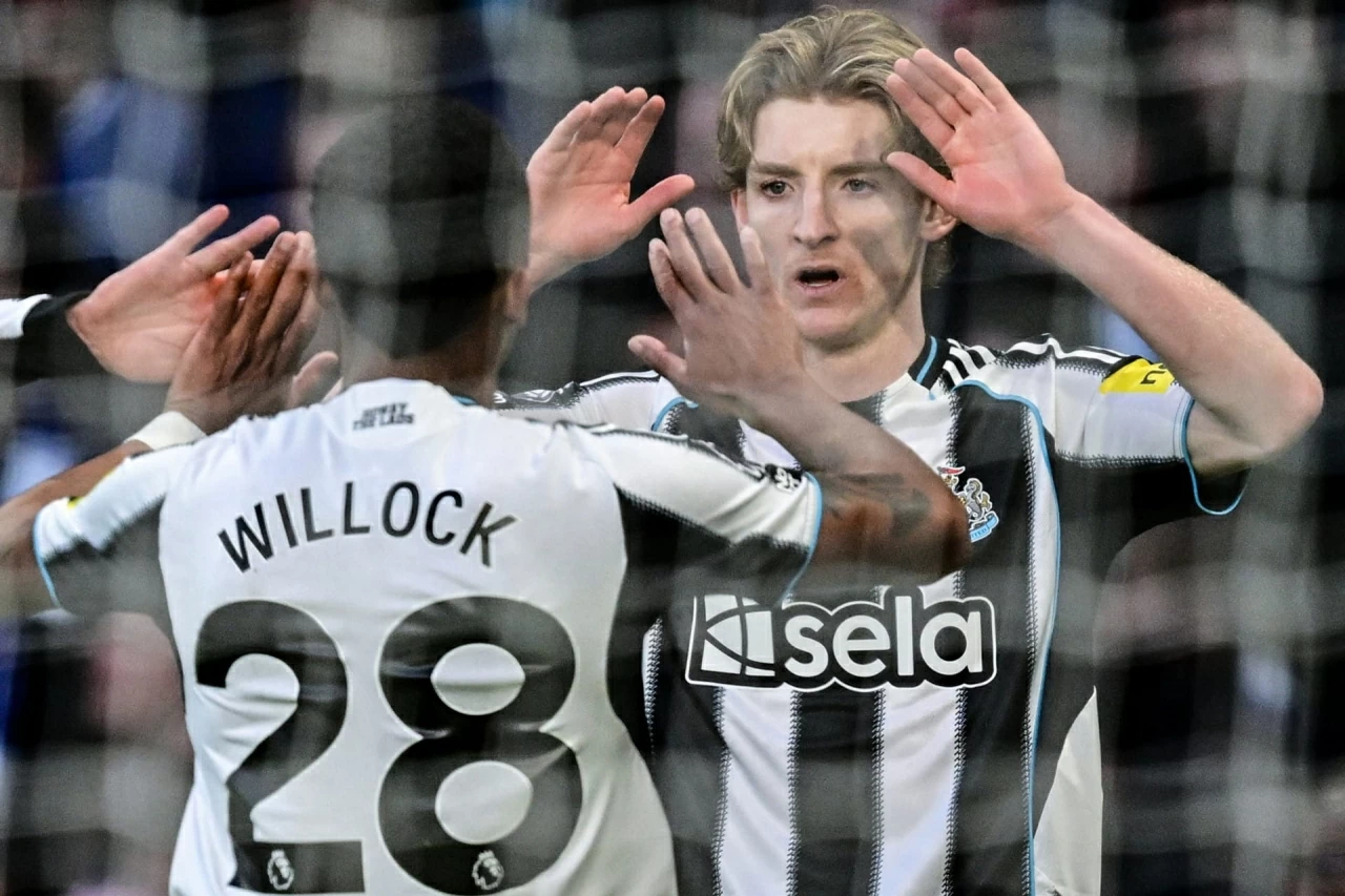 Tin chuyển nhượng: Man Utd ký Zion Suzuki, Barca lấy Gordon