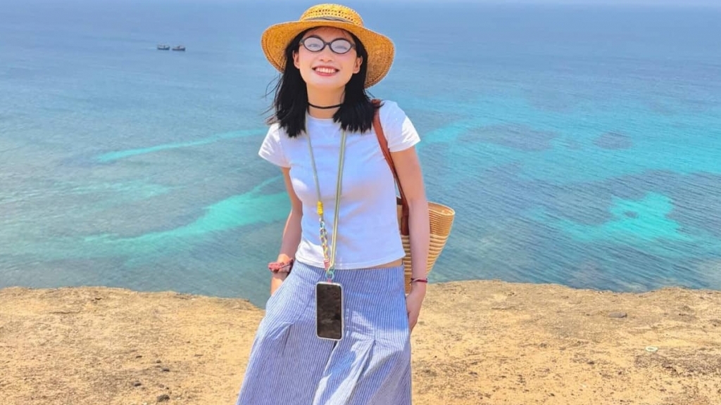 Du khách thích thú trước vẻ đẹp hoang sơ và sự thân thiện của người dân ở đảo Lý Sơn