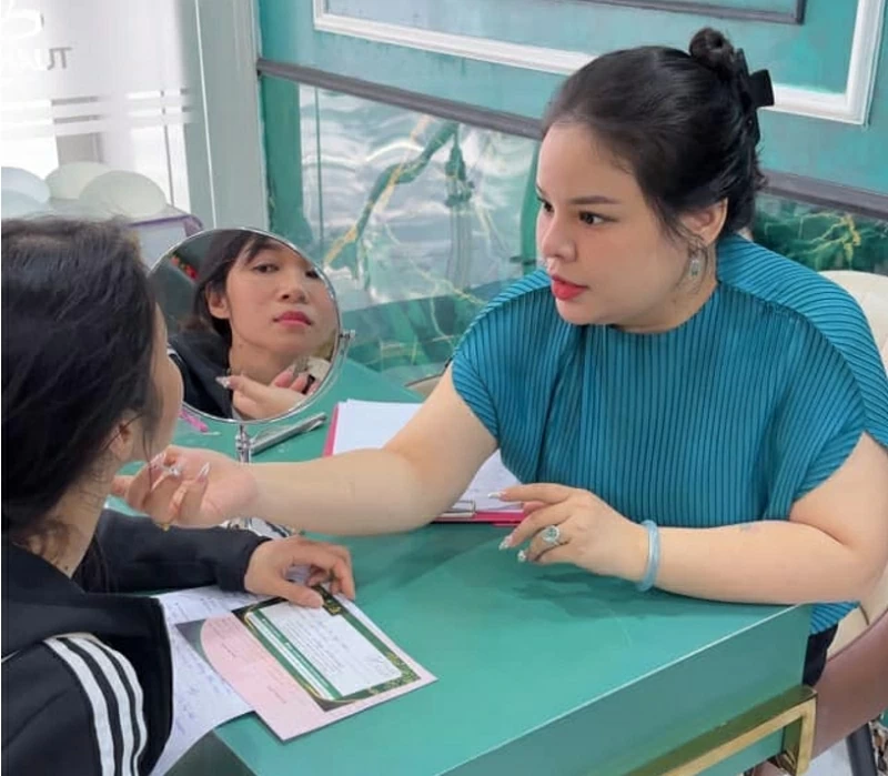 Những cuộc đối thoại trực tiếp giúp khách hàng tỉnh táo trước áp lực về ngoại hình hoàn hảo. Những cuộc đối thoại trực tiếp giúp khách hàng tỉnh táo trước áp lực về ngoại hình hoàn hảo.