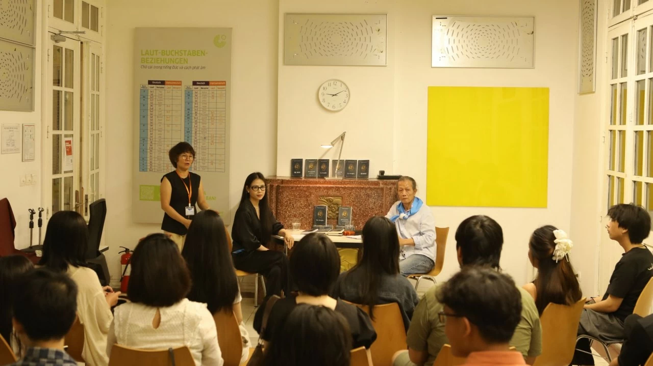 Cuộc du hành đêm Hè cùng văn chương châu Âu