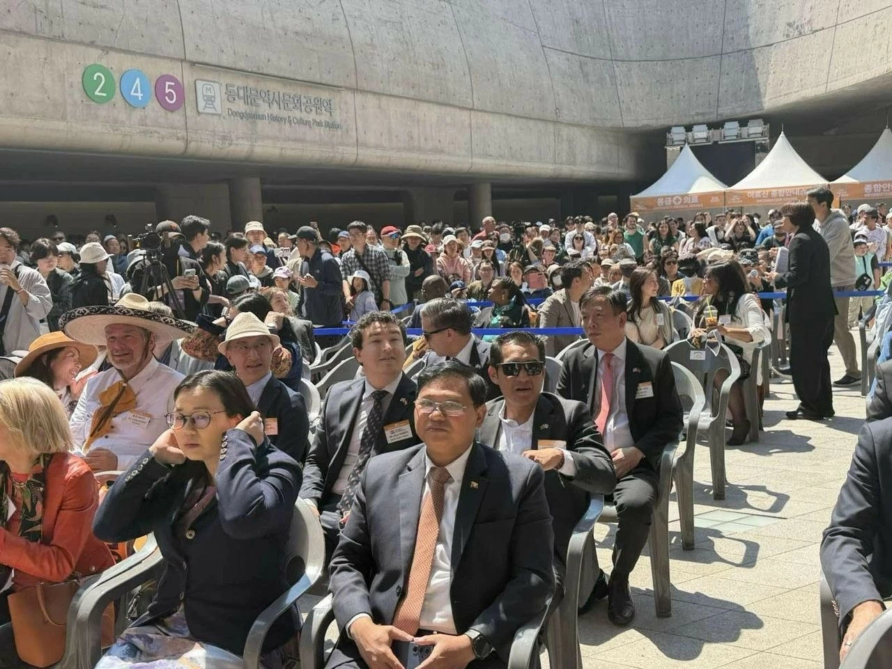 Lễ hội Mùa xuân Seoul 2026 (Seoul Friendship Festival 2026) thu hút đông đảo khách tham quan. (Nguồn :Đại sứ quán Việt Nam tại Hàn Quốc)