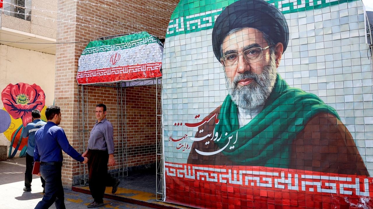 Giữa nhiều đồn đoán về sức khỏe, Lãnh tụ tối cao Iran gặp chỉ huy quân sự cấp cao, ra chỉ thị mới cho quân đội