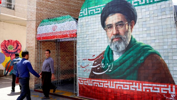 Giữa nhiều đồn đoán về sức khỏe, Lãnh tụ tối cao Iran gặp chỉ huy quân sự cấp cao, ra chỉ thị mới cho quân đội