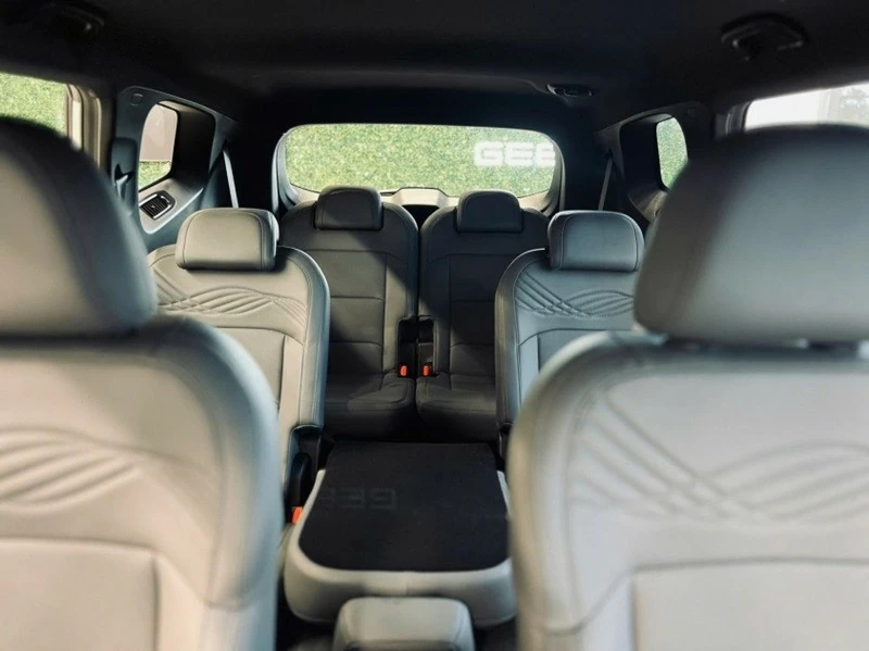 Geely Okavango có cấu hình 7 chỗ với ghế bọc da tiêu chuẩn ở cả hai phiên bản.
