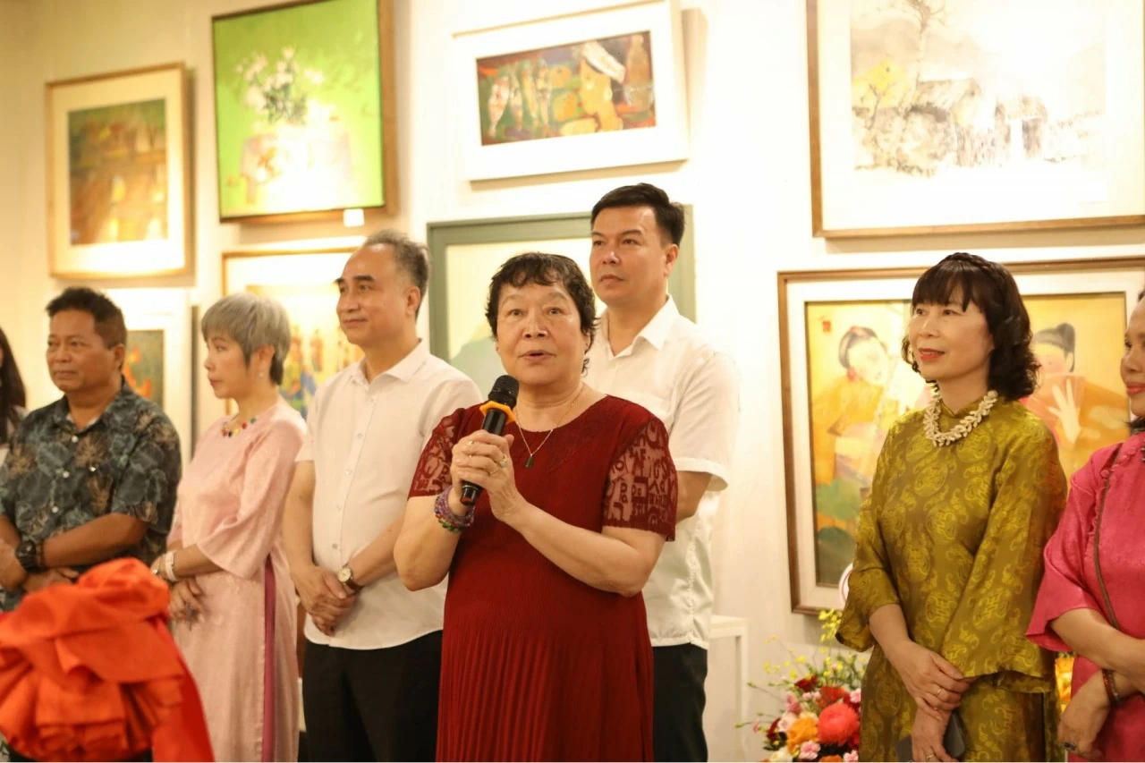 Phó Chủ tịch thường trực Hội Mỹ thuật Việt Nam Mai Thị Ngọc Oanh phát biểu khai mạc. (Ảnh: Bạch Dương)