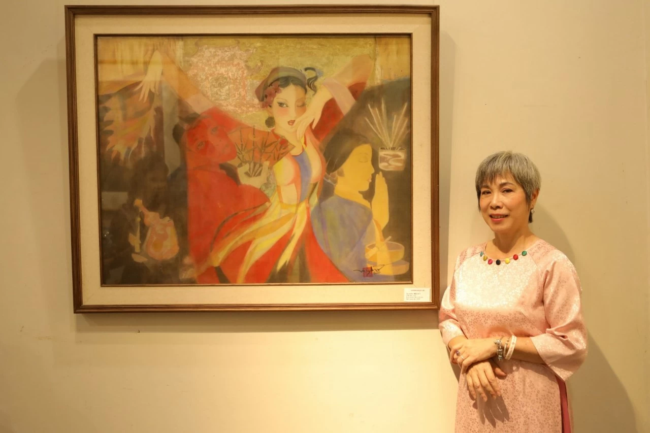 Hoạ sĩ Hoàng Ngọc Hà bên tác phẩm “Mầu ơi 3” của mình. (Ảnh: Bạch Dương) Hoạ sĩ Hoàng Ngọc Hà bên tác phẩm “Mầu ơi 3” của mình. (Ảnh: Bạch Dương)