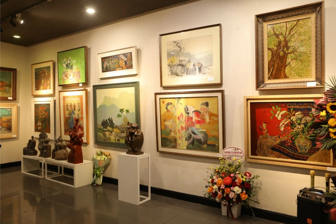 Nhóm nghệ sĩ chụp ảnh lưu niệm cùng các đại biểu tại sự kiện. (Ảnh: Bạch Dương)