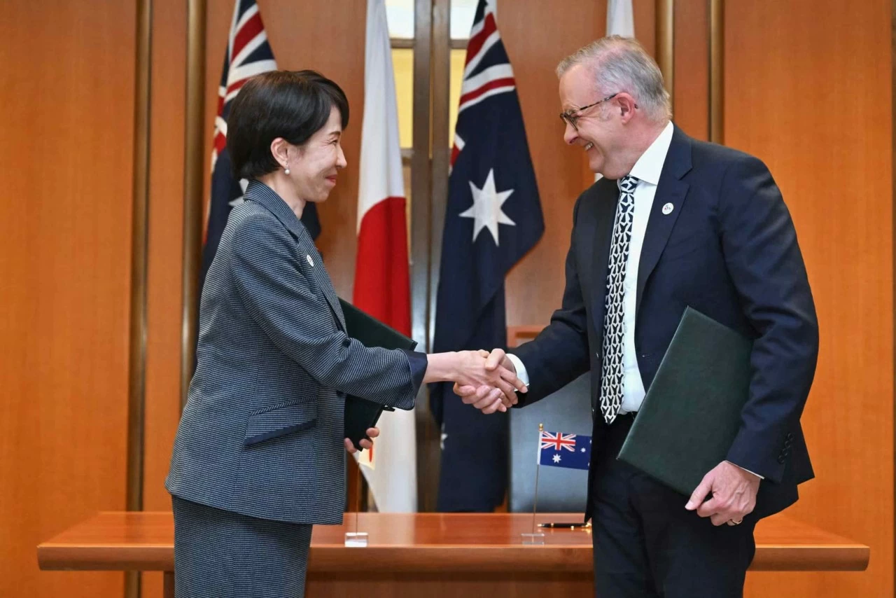 Thủ tướng Nhật Bản Takaichi Sanae (trái) và Thủ tướng Australia Anthony Albanese (phải) bắt tay sau khi ký Tuyên bố chung về Hợp tác an ninh kinh tế tại Tòa nhà Quốc hội, Canberra, Australia, ngày 4/5. (Nguồn: SCANPIX)