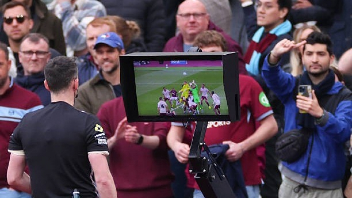 VAR làm dậy sóng Ngoại hạng Anh: West Ham phẫn nộ, Arsenal hưởng lợi