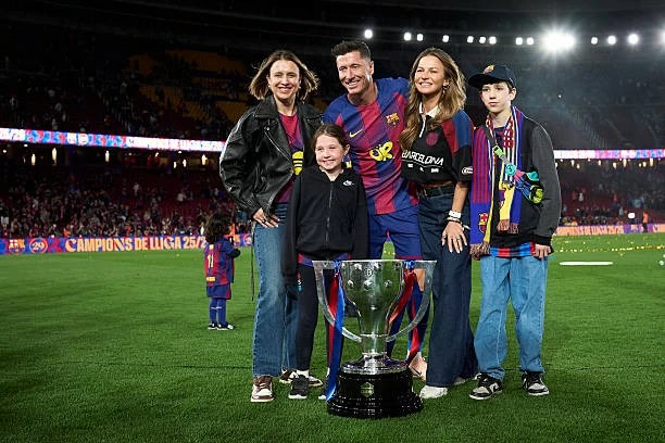 Những khoảnh khắc vỡ òa của Barcelona trong ngày đăng quang La Liga 2025/26