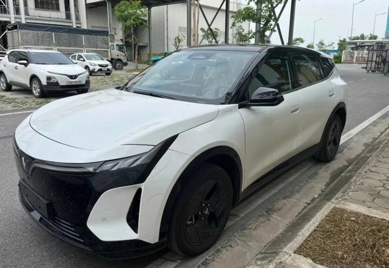 Khác với phong cách mềm mại trước đây, VinFast VF 8 thế hệ mới mang dáng vẻ góc cạnh và hiện đại hơn. 