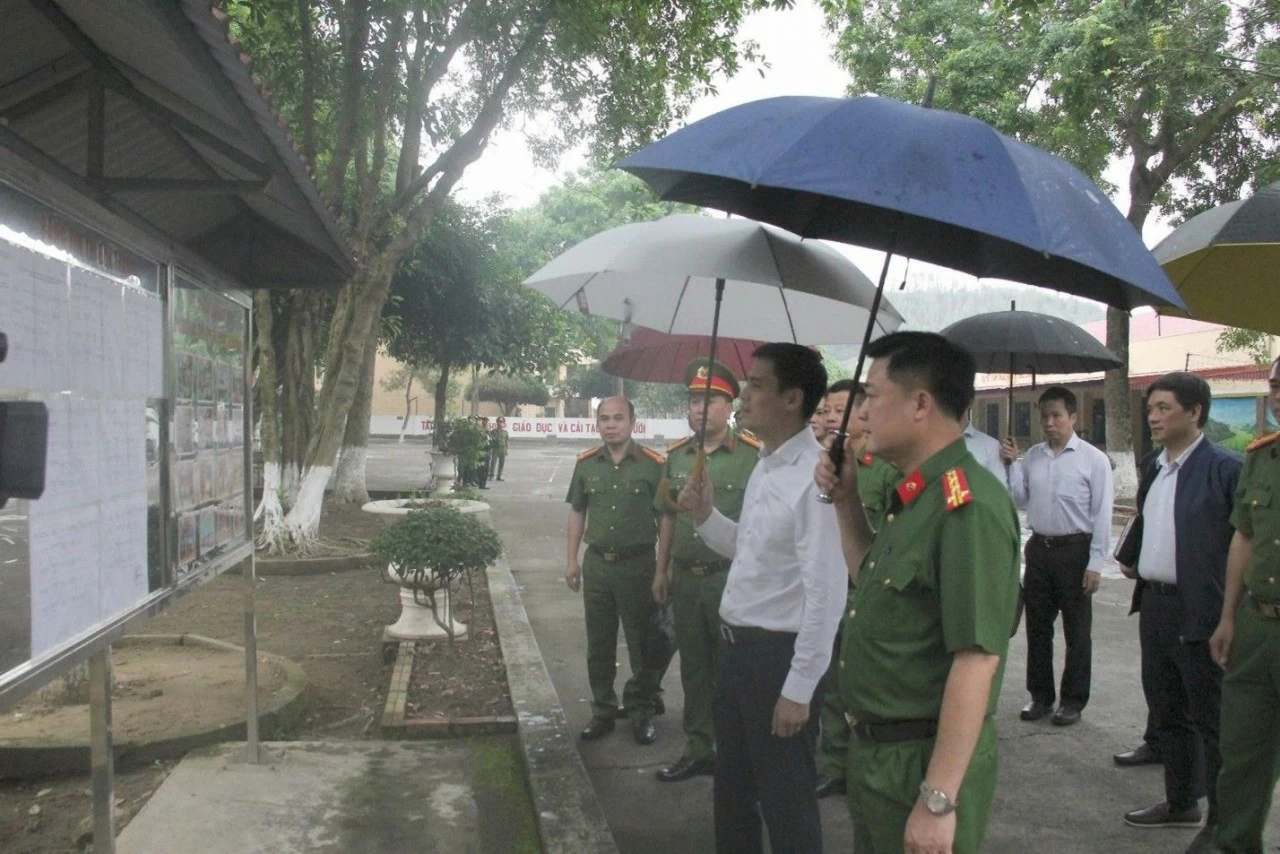 Thứ trưởng Đặng Hoàng Giang kiểm tra công tác đặc xá tại Trại giam Hoàng Tiến