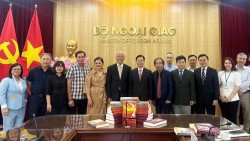 Bộ Ngoại giao tiếp nhận 3.500 cuốn sách ‘Theo dấu chân Người’ phục vụ công tác đối ngoại