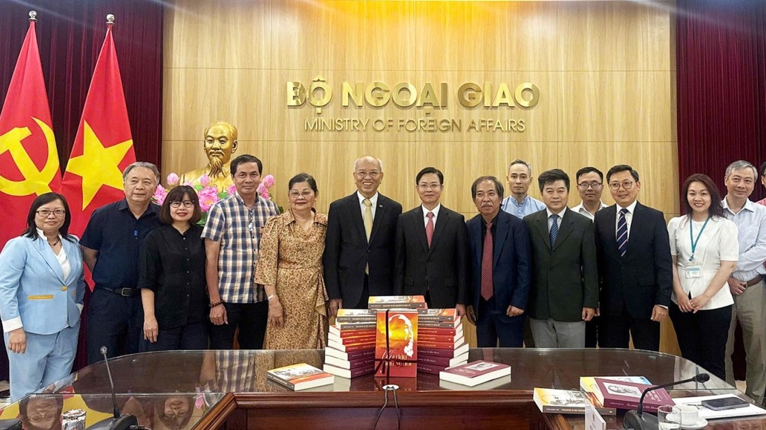 Bộ Ngoại giao tiếp nhận 3.500 cuốn sách ‘Theo dấu chân Người’ phục vụ công tác đối ngoại
