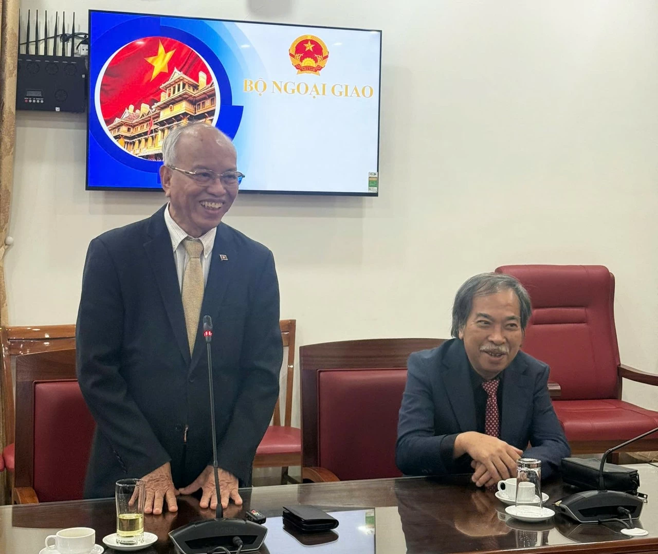 GS.TS Nhà văn Trình Quang Phú phát biểu tại buổi lễ. 